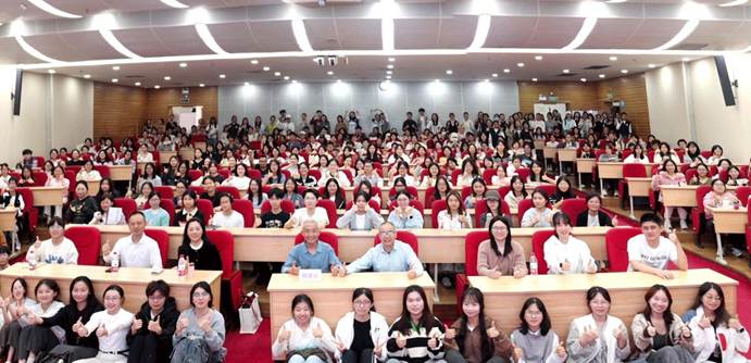 戴建业教授讲座合照裁剪版